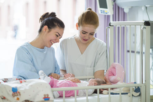 Alina und Mara haben sich für die Kinderheilkunde, die Pädiatrie, entschieden. Sie wollen sich um kranke Babys, kranke Kinder und Jugendliche kümmern.