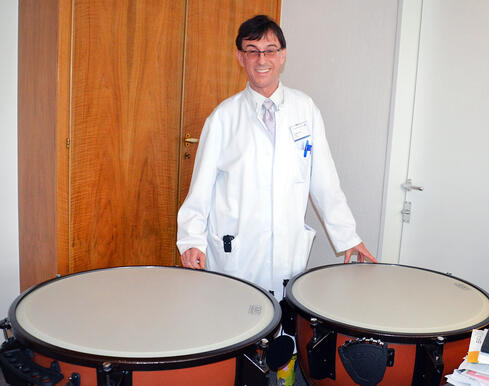 Chefarzt Dr. Wolfram Lucke, Leiter des GLKN-Orchesters, ist stolz auf die beiden Konzertpauken. Bild: Jagode