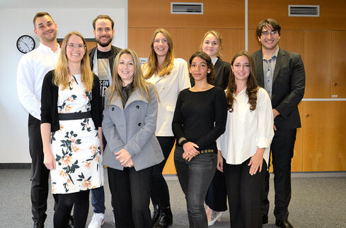 Die erfolgreichen Absolventen der diesjährigen OTA-/ATA-Ausbildung am GLKN sind: Erste Reihe v.l.n.r.: Franziska Kratz, Glykeria Michalakopoulou, Ucheaku Valentina Ellen Uba, Zehra Dere. Zweite Reihe v.l.n.r.: Jan Felix Keller, Marius Hupfeld, Leonie Klaiber, Hannah Henrich, José Sebastian Kammerer. Bild: Andrea Jagode.