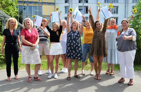 Sie haben ihre berufsbegleitende Weiterbildung mit Bravour gemeistert: Die Absolventinnen des Kurses Palliative Care mit ihrer Kursleiterin Tanja Böttcher (2.v.l.) und Akademieleiterin Dr. Bettina Schiffer (links außen), (v.r.n.l.) Angela Beron, Marlene Wöhrle, Simone Österle, Antje Oberthür, Petra Keller, Susana Cuoto, Kay Meusel-Mehtab. Rechts außen Palliativmedizinerin und Dozentin Dr. med. Ursula Kalhammer. Bild: Andrea Jagode.