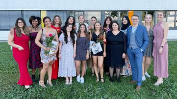 Die erfolgreichen Absolventen der diesjährigen OTA/ATA-Ausbildung (1. Reihe v.l.n.r.): Yasemin Kaftan (OTA, Klinikum Hochrhein Waldshut), Victoria Peter (ATA, HBK Singen, Klassenbeste), Vanessa Gröger (OTA, HBK Singen), Selina Glönkler (ATA, Klinikum Konstanz), Nadja Schroff (OTA, KN) und Tobias Kremer (ATA, SI). Zweite Reihe (v.l.n.r.) Milena Tosciri (OTA, SBK), Linda Igwenazor (OTA KN), Lara Münsch (OTA, SBK), Gizem Tümen (ATA, SBK), Laura Holotnak (ATA, Klinikum Hochrhein), Melissa Steimle (OT, SBK, Klassenbeste OTA), Sophie Werner (OTA, WT), Fadime Avci (OTA, SI) und Patricia Delmeire (OTA, SI). Bild: Sandra Adam (SBK)