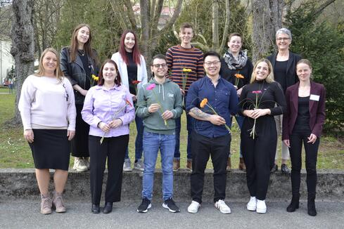 Auf dem Bild die erfolgreichen Absolvent:innen und ihre Betreuerinnen: 1. Reihe v.l.n.r.: Jasmin Schreiber (Pädagogin und Praxisanleiterin), Chiara Teresa Grecuccio (KN), Domenico Catalluddo (SI), Minh-Brian Tran (SI), Nilla Fischer (KN), Julia Seidel-Fischer (Leitung Weiterbildung). 2. Reihe v.l.n.r.: Sabrina Geiser (KN); Kathrin Hirt (SI), Annika Hartelt (SI), Kathrin Schrauth (SI) und Dr. Sabine Proksch (Pflegedirektorin/Leiterin der Akademie für Gesundheitsberufe). Bild: Jagode