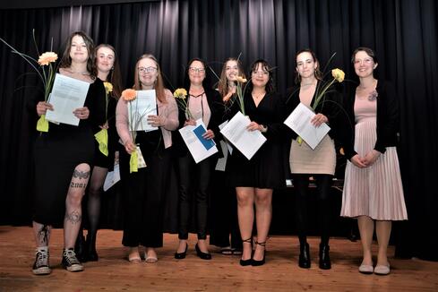 Zurecht stolz auf sich können sein (v.l.n.r.) Agnes Becker, Melissa Sautner, Sarah Gutt, Angelika Keller, Sarah Schwald, Jennifer Stirtz, Stephanie Künstle und Kursleiterin Verena Hepting. Bild: Jagode