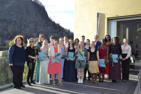 Die glücklichen Absolventen der dreijährigen Ausbildung zur Pflegefachkraft an der Akademie für Gesundheitsberufe mit ihrer Kursleiterin und Schulleiterin. Bild: Andrea Jagode