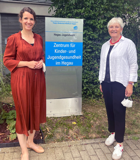 (v.l.) SPD-Bundestagsabgeordnete Dr. Lina Seitzl und die Sprecherin der SPD-Bundestagsfraktion, Heike Baehrens besuchten im Rahmen ihrer gesundheitspolitischen Tour durch den Landkreis auch das Hegau-Jugendwerk in Gailingen. Bild: Tanja Rebmann